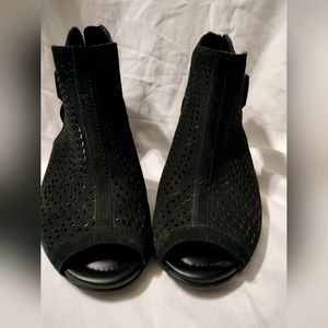 Earth Shoes Kari Perforated NuBuck Open Toe Anke Booties Women's Size 5.5 NWOB